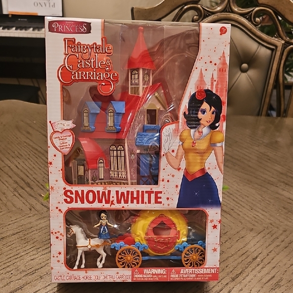Other - Snow White Fairytale Castle & Carriage Playset NWT